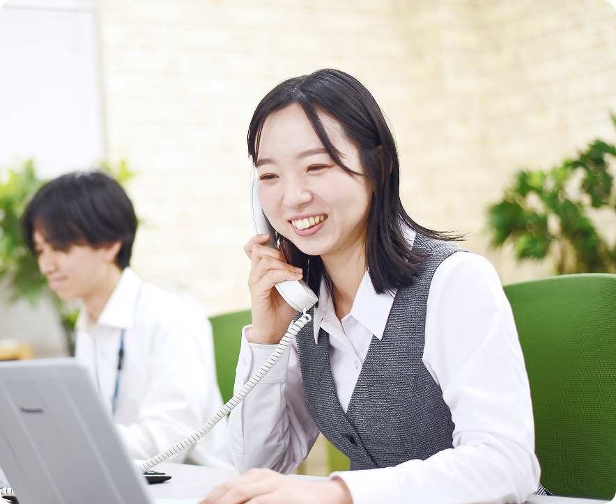 電話をかけている女性