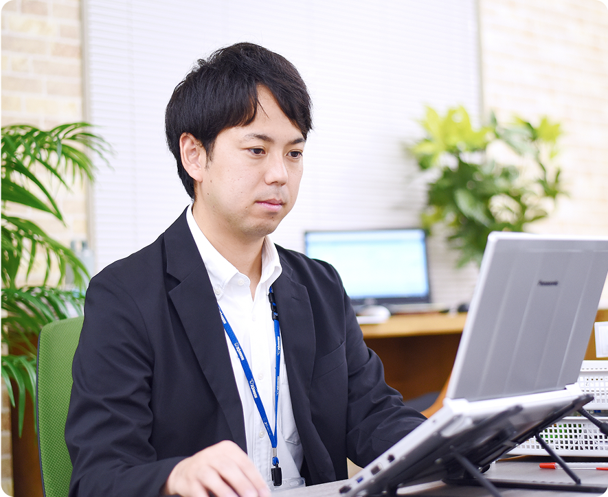 パソコンを操作しているの男性